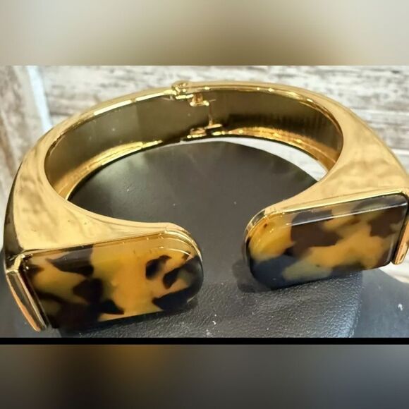 CAbi Jewelry - CABI Faux Tortise Shell G Inside diameter from side to side is 2 1/4" NWOT